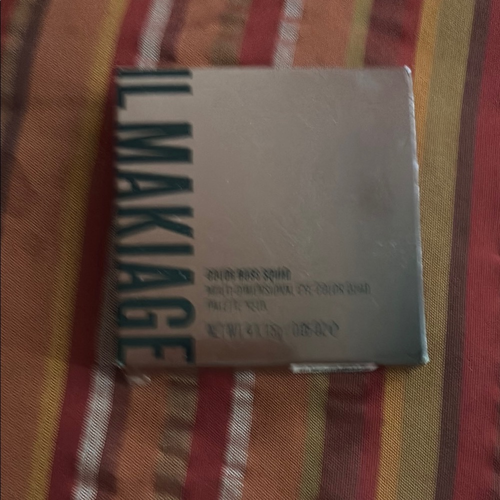 IL MAKIAGE Metallic Silver Compact